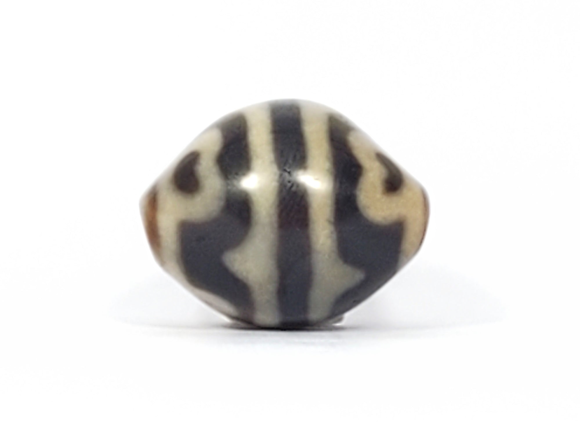 Ancient Round Tiger Tooth & Lotus Motif Dzi Bead - Very Old - 老達洛珠 (TiD-Anc-R-TTL)