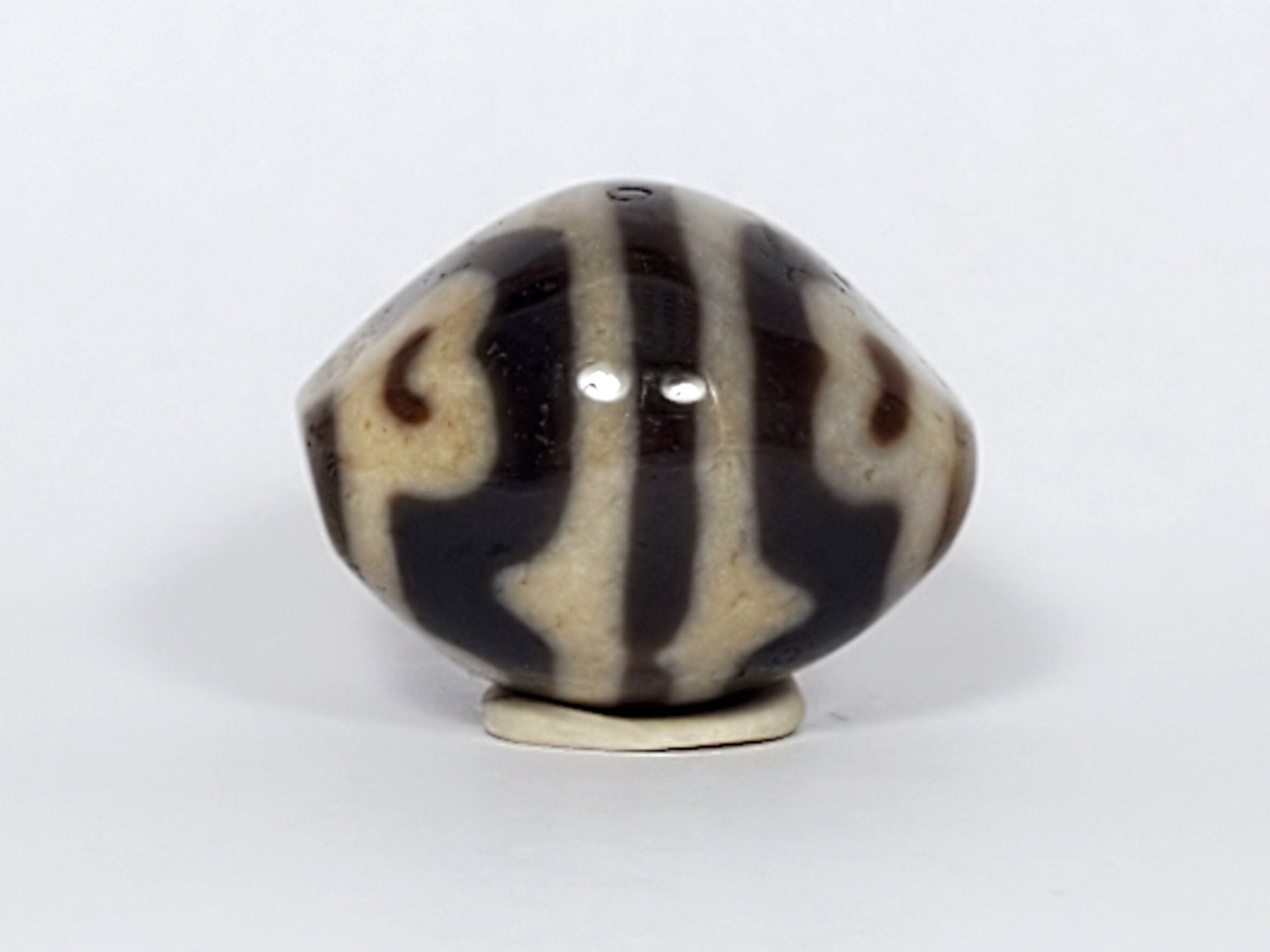 Ancient Round Tiger Tooth & Lotus Motif Dzi Bead - Very Old - 老達洛珠 (AD-R-TTL)