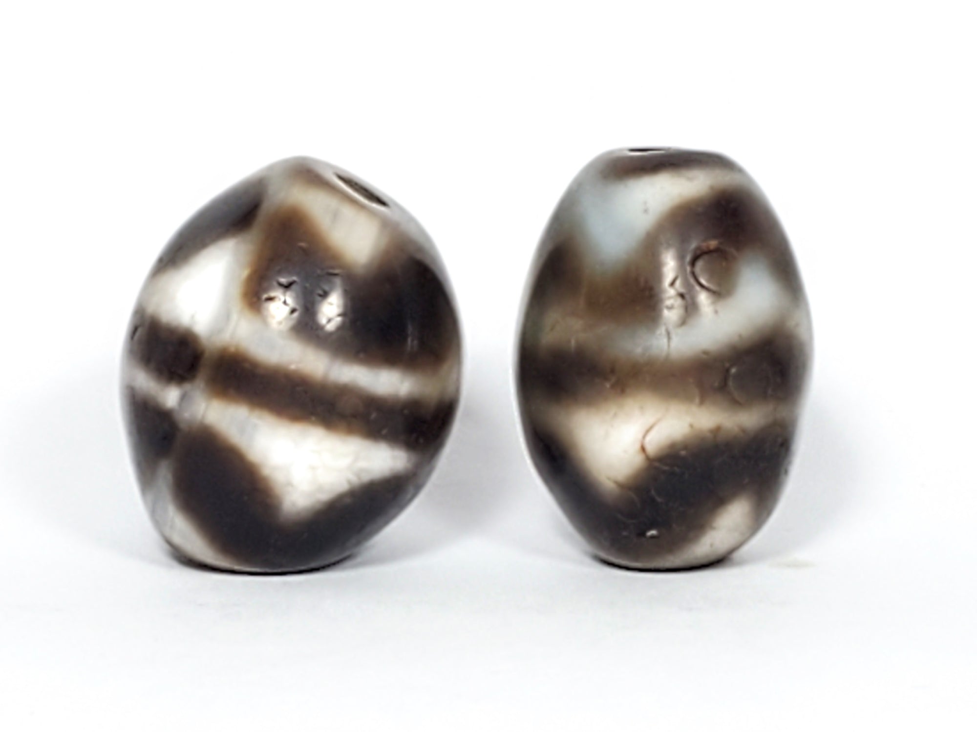 Pair of Antique Round Tiger Tooth Dzi Beads - 老達洛珠 (TiD-Rx2-S-TT-012124)