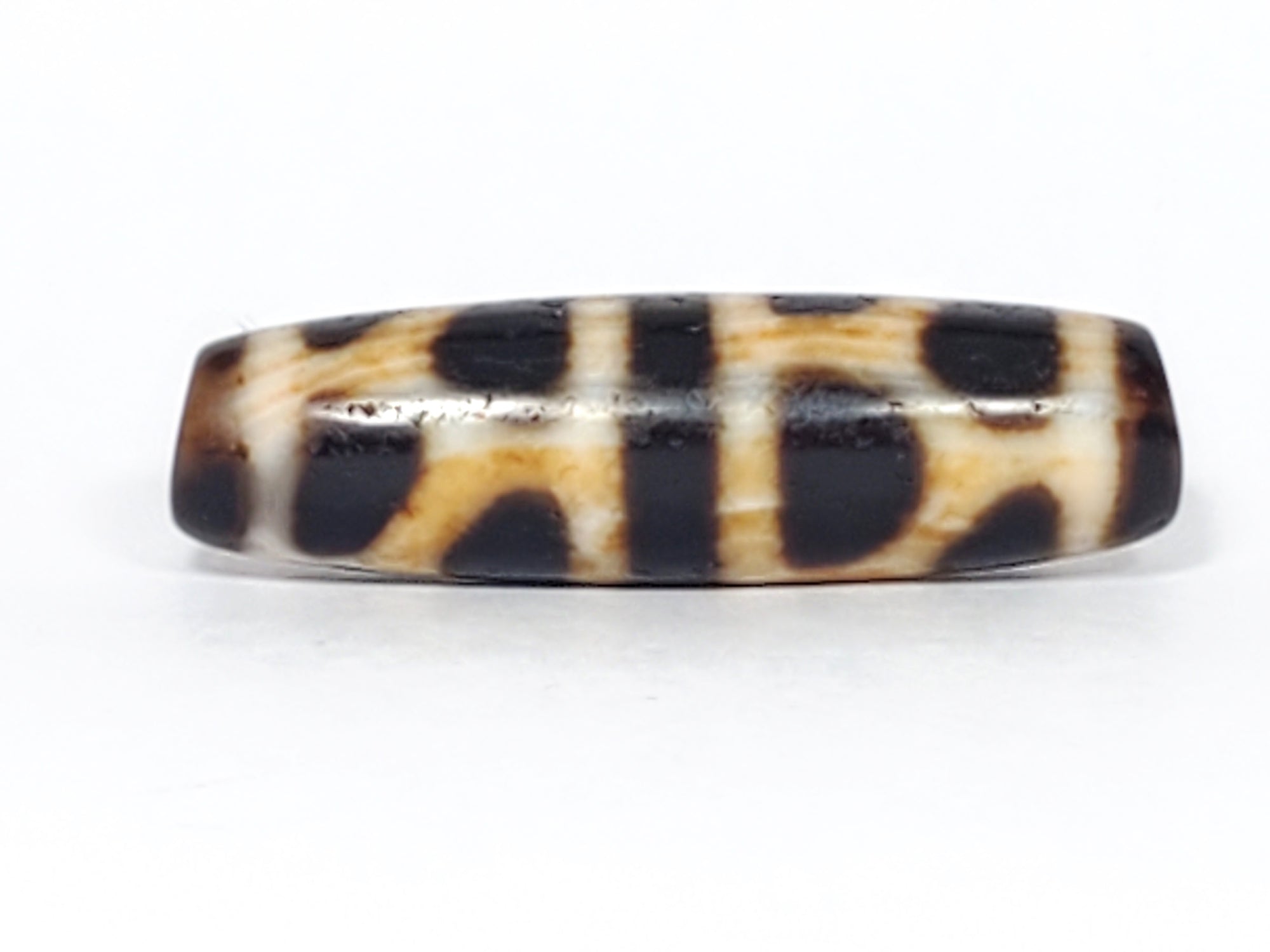 real Tibetan dzi bead adorned with the double longevity motif.  this motif is also know as the tortoise shell motif.  龜紋