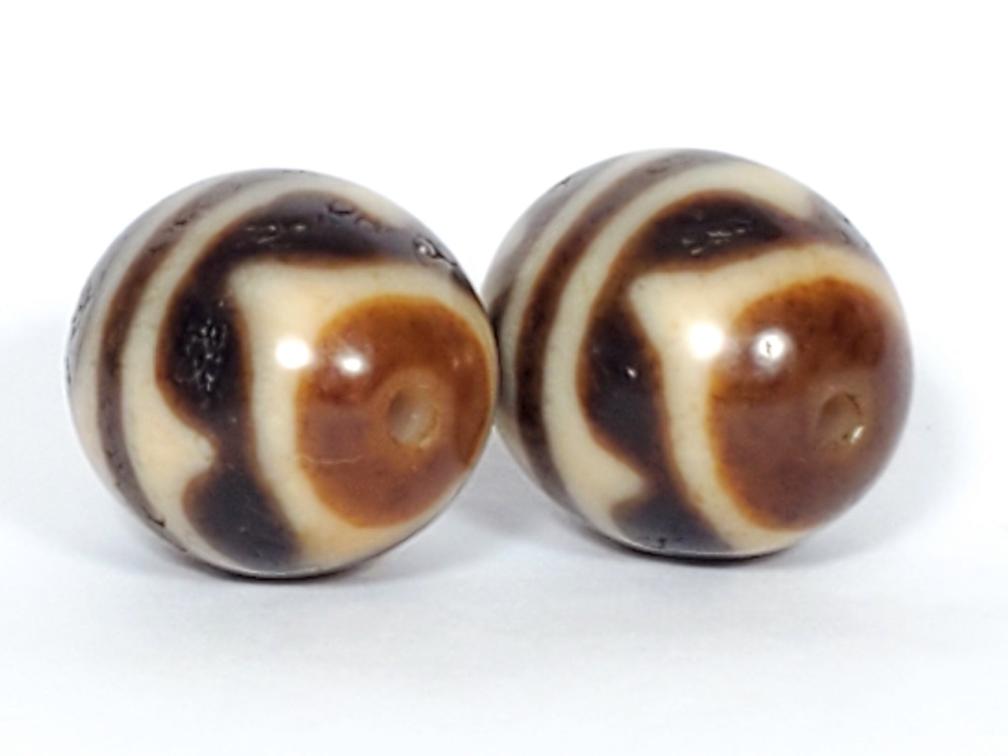 Pair of Round Tiger Tooth Motif Dzi Beads (R-TT-A)